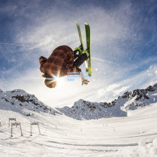 VAR判罚引发巨大争议 关键比赛结果遭球迷质疑