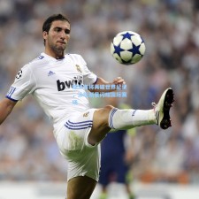 蝶泳名将再破世界纪录，泳坛新星闪耀国际赛场