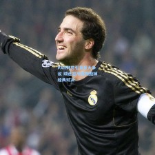 VAR判罚引发巨大争议 球迷怒斥裁判毁掉经典对决