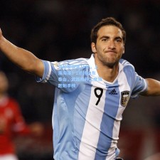 中超联赛第15轮，上海海港3-1逆转山东泰山，武磊梅开二度领跑射手榜