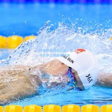 西甲联赛激战正酣，皇马巴萨上演巅峰对决